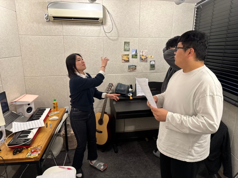 오늘은뮤직 광주점 보컬 1:1 레슨실, 강사와 수강생이 마주 앉아 노래 연습을 하는 모습