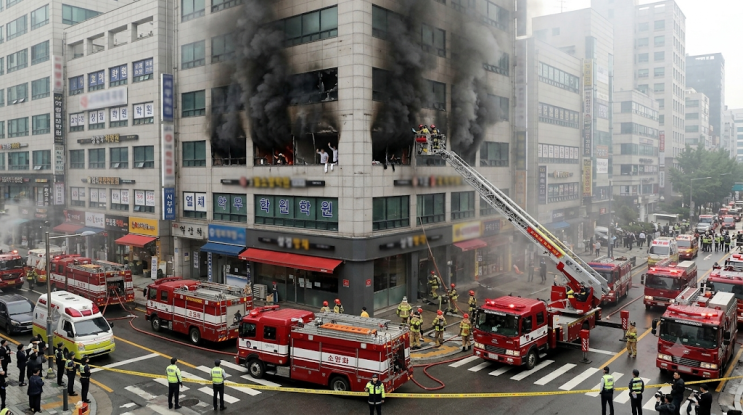 <b>역삼동</b> 동시 <b>화재</b>, 7분 간격 두 빌딩서 불…경찰 방화 가능성 수사
