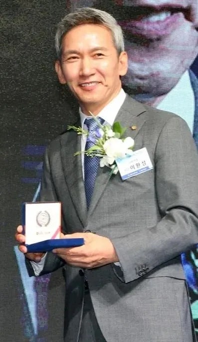 “신입사원이 아들이 됐다” 세라젬 회장, 친딸 대신 20년 직원을 후계자로 택한 이유