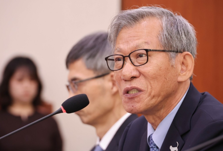 <b>유홍준</b> 논란 사과 관장 나이 학력 교수, 친일파 글씨 <b>셀프 출품</b>까지 ....