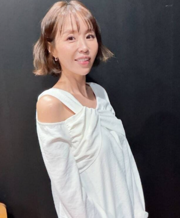 42kg 체중 감소 걱정 딛고… 신지, 어깨 라인 드러낸 화사한 근황 공개