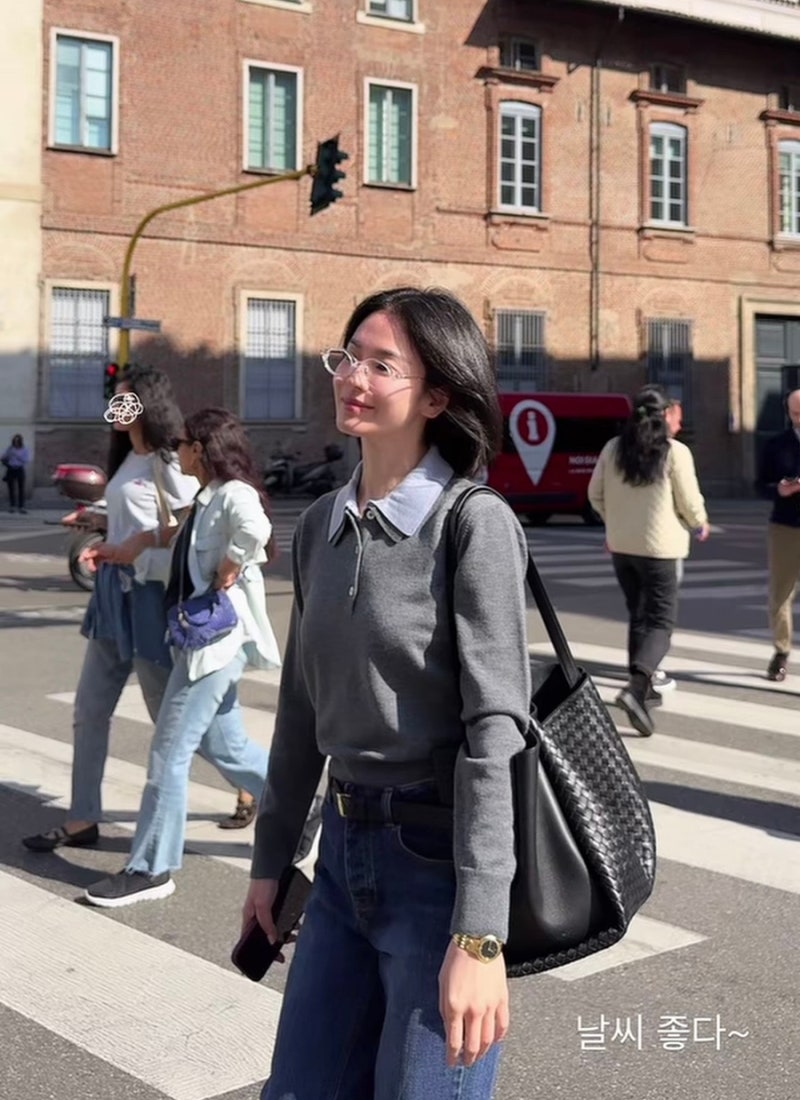 따라하기 쉬운 송혜교의 꾸안꾸 패션.. 안경 하나로 달라진 분위기