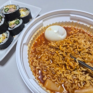 [편의점 간식 추천]팔도 왕뚜껑 국물 라볶이 (GS25) 떡+치즈 추가 꿀조합 레시피