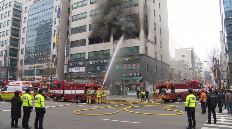 [속보] 강남 <b>역삼동</b> 10층 건물 <b>화재</b> 발생 1명 심정지 현재 인명 피해 ....