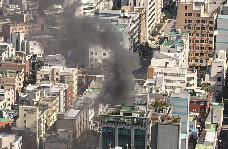[속보] 서울 강남 <b>역삼동</b> 4층 상가 건물 <b>화재</b> 강남 2군데 <b>동시</b>간대 화....