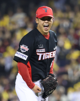 “엘지전 평균자책점 7.71인데…” 기아 시라카와, 엘지전 약점 지우고 MVP 등극!
