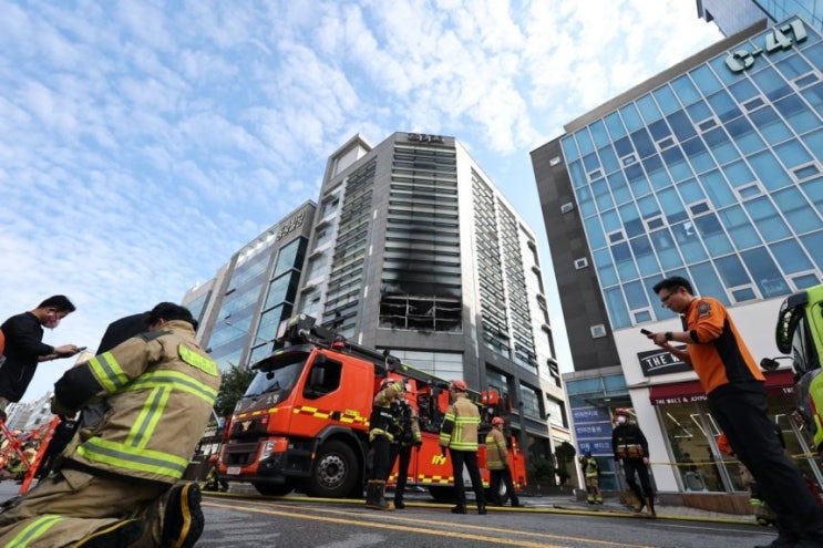 강남 <b>역삼동</b> 빌딩 2곳 <b>동시 화재</b>…1명 심정지·10여 명 부상