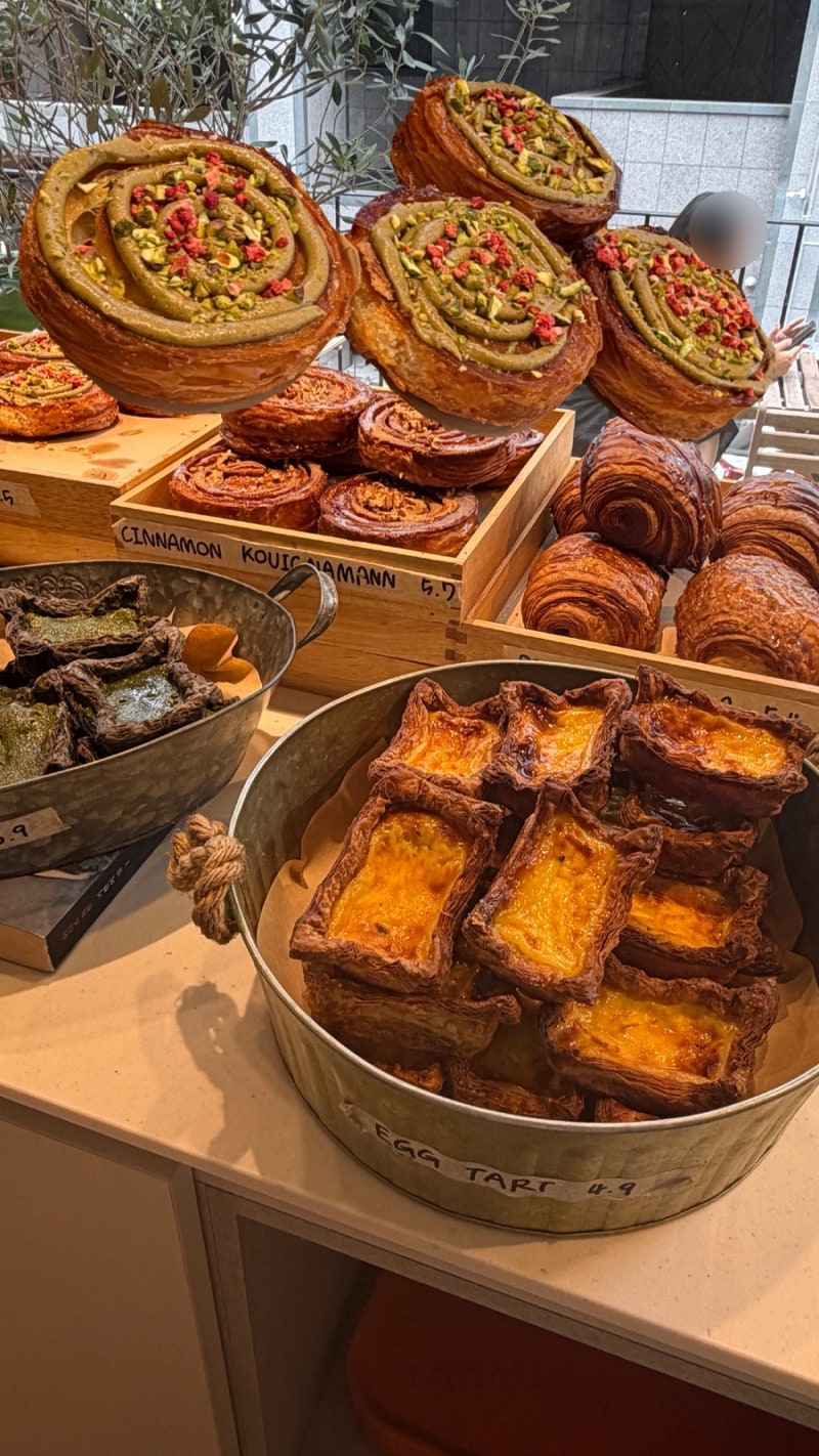 부산 서면) 어퍼이스트 베이커리 / 전포 카페거리 페스츄리 퀸아망 에그타르트 빵맛집