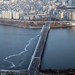 [속보] 서울 한강변 배수로서 사람 백골 수점 발견… 경찰, 범죄 연관성 긴급 조사 착수
