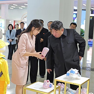 김정은 뇌출혈 사망설 진짜일까, 북한 공개 사진으로 본 진실
