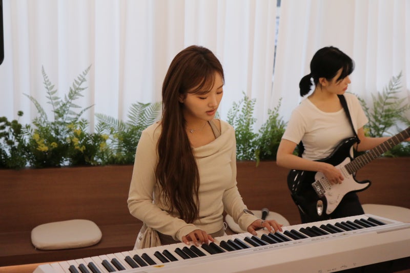 오늘은뮤직 수원점 피아노 레슨실, 건반 앞에서 성인 수강생이 연습하는 모습