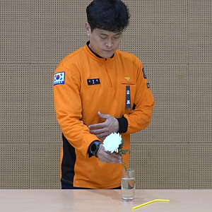 “말 한마디 없이 전한 추모”… 유튜버 소방관 삼촌 ‘빨대 치우고 국화’ 영상 화제