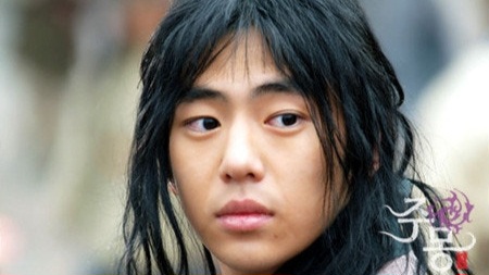 '주몽 유리왕자' 배우 <b>안용준</b>, 4.8억 대 <b>사기</b>·사문서위조 <b>혐의 피소</b>....