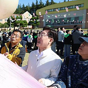 이재명 대통령 초등학교 가을운동회 참석, 익산 왕궁초 학생들과 공굴리기부터 계주 응원까....
