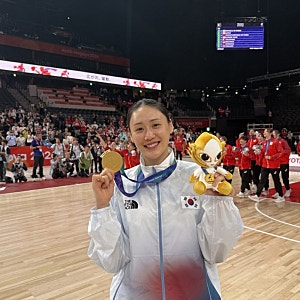 12년 만에 금메달 건 강이슬, 김연경이 질투난다며 털어놨다…中이 주목한 민낯 미모 반응까....