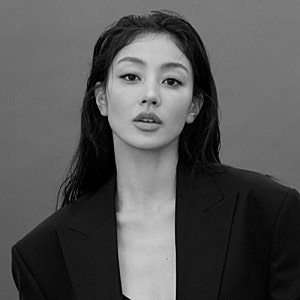 '새로운 CEO' JYP 떠나 1인 기획사 세운 트와이스 지효의 시크+청순 프로필 스타일링