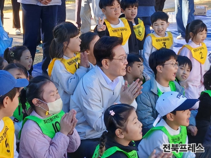 [현장취재] "기호 대신 청팀·백팀!"… <b>이재명</b> 대통령, 시골 작은 학....