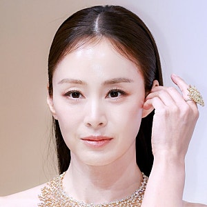 “같은 화이트 드레스인데 분위기가 다르네?” 김태희·송혜교, 주얼리 하나로 달라진 여배....