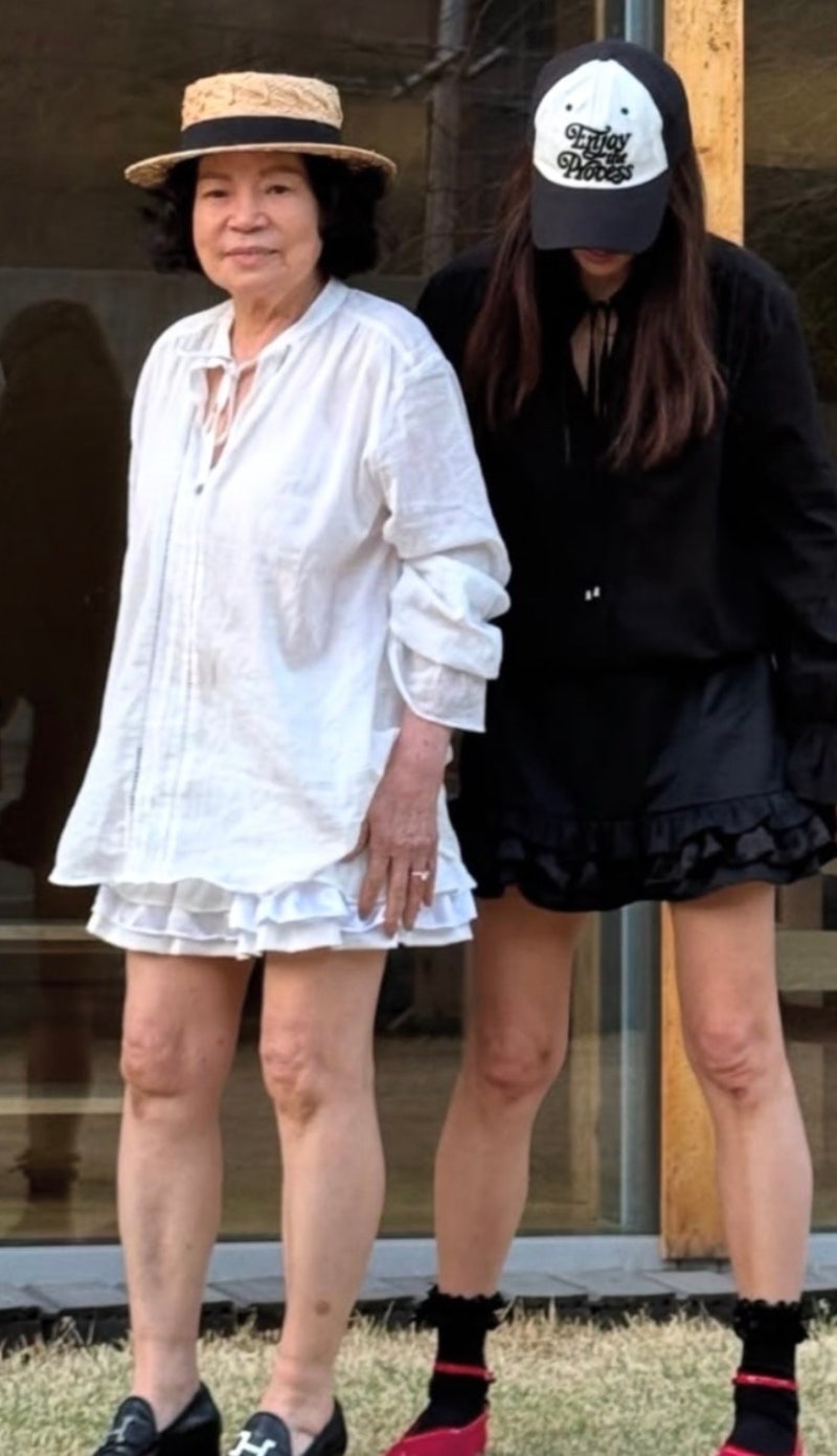 황신혜 옆에 선 이 분 실화인가요? 시선 뺏긴 86세 미니스커트 룩의 반전