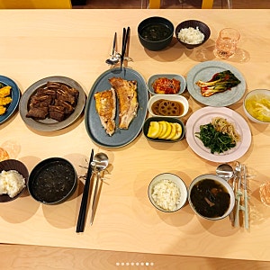 “아기 밥인 줄 알았다”…손예진현빈 집밥 공개에 시선 쏠린 밥공기
