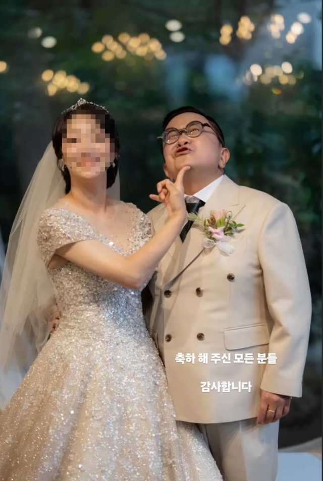 58세에 새신랑 된 <b>김형진</b>, <b>결혼</b>식 현장 속 <b>아내</b> 송윤경 씨 첫 <b>공개</b>