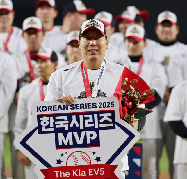"아무도 안 묻는다" KT 김현수, 우승 선배인데 후배들이 찾지 않는 이유는?KT 90승의 진짜 힘이 ....