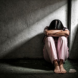 상가화장실서 출산한 신생아, 쓰레기통에 유기한 친모 아동학대살해미수 징역 2년 선고