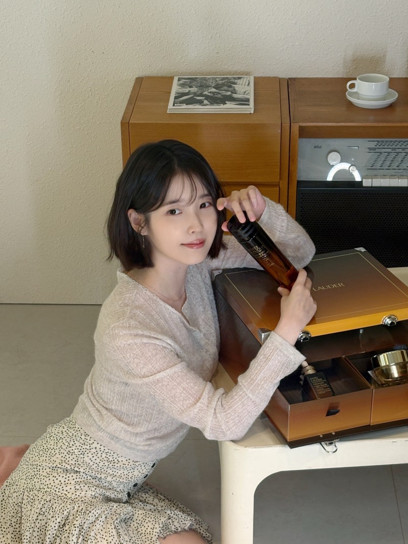 "피부도 미쳤는데 사복 착장까지 완전 유죄.." 아이유 인스타 공개되자마자 반응 터진 니트 ....