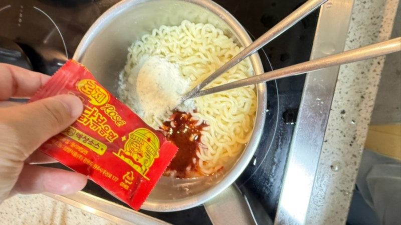 로제 까르보나라 불닭볶음면 만드는 방법｜우유와 치즈로 꾸덕하고 고소하게!