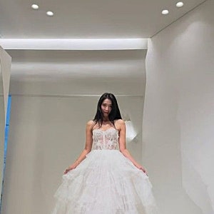 “46세 맞아?” 오윤아, 재혼 후 다시 입은 웨딩드레스…어떤 스타일 골랐나