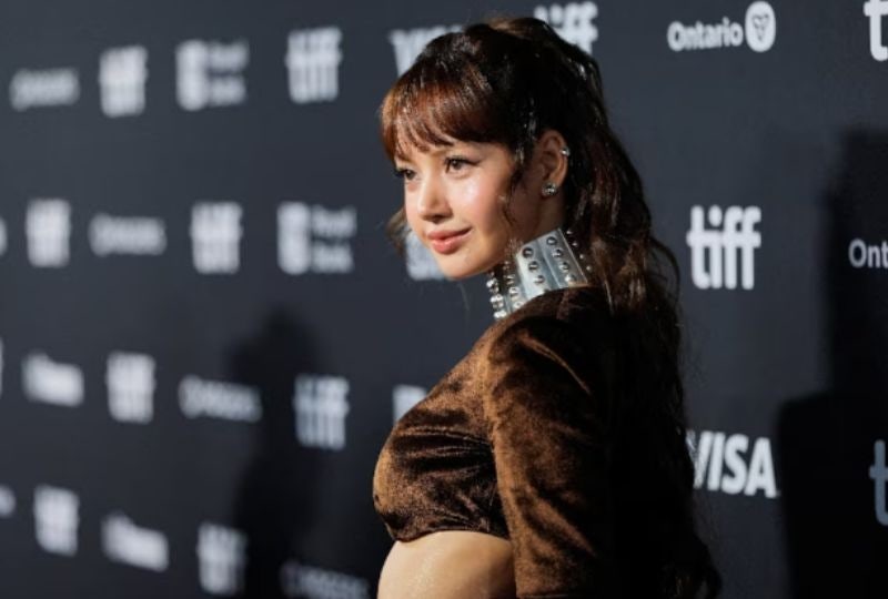 "벌써 10년이라니" 블랙핑크 데뷔 10주년에 리사가 6곡 EP로 돌아왔다