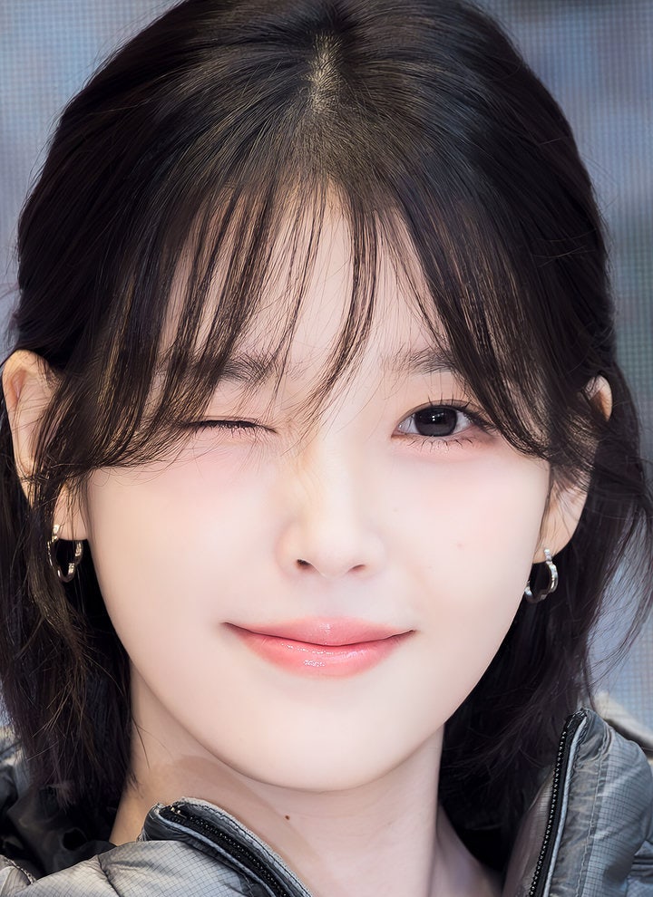 패딩에 미니스커트는 어색할 줄 알았는데, 아이유가 성수동에서 보여준 한 끗 알고보니…