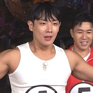 "춤출 땐 민소매"… 이준, 1000만 뷰 야구장 댄스 복장 재현에 멤버들 '폭소'