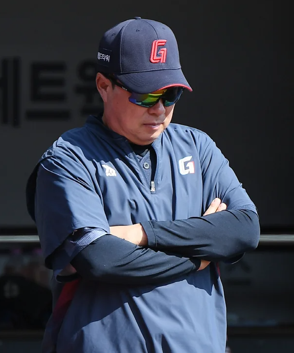 “11일 기다렸는데 돌아온 건 <b>결별</b> 통보?” <b>롯데</b> 김태형 감독, 결국 3....
