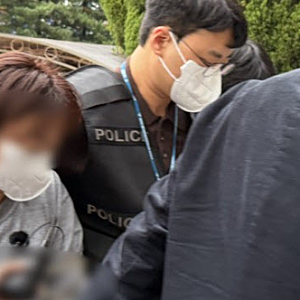 [사고] “새엄마인 줄 알았는데 친엄마였다”…강서구 60대 친모 살해 40대 딸 영장 출석