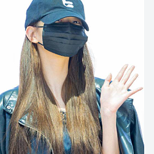 모자 푹 눌러쓴 장원영, 얼굴 가려도 남달랐던 공항패션 누군가 했는데