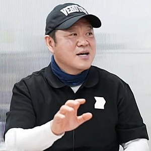 김구라, 귀국 비행기서 배 툭 치며 “어이”…봉투 착오 뒤 불쾌했던 이유