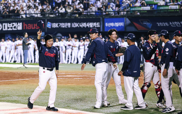 "24억 명장도 3년 7위" <b>롯데</b> 김태형 내치고 또 감독 쇼핑 나선 진짜 배....