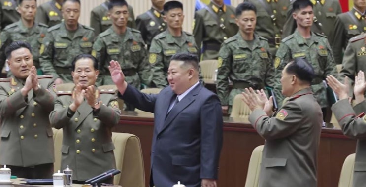 북한 <b>김정은</b>, 제3차 중대장대회 지도…군 전투력 강화·사망설 불식 ....
