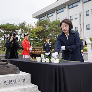 [속보] 추미애 '소방 재정 빨대' 논란 속 순직 소방관 추모식 참석…1억 예산 전액 삭감에 '홀....