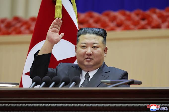 <b>김정은</b> "사망설" 전격 부인? <b>중대장 대회</b> 참석 직접 등장한 진짜 이....