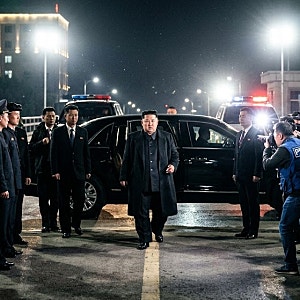 "사망설은 허위" 김정은 당일치기 방중, 중국 서열 4위 왕후닝과 극적 회동