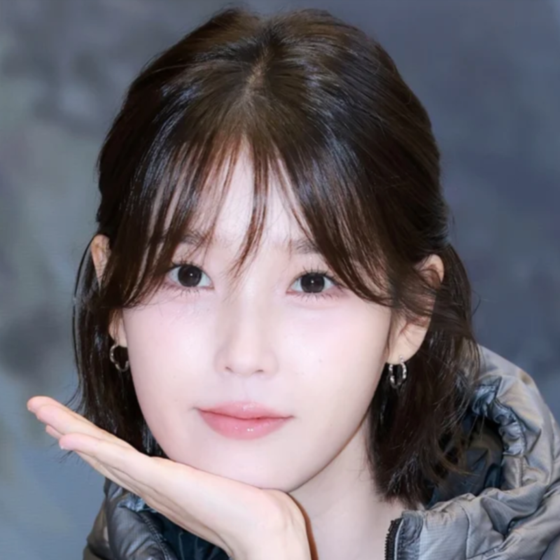 33세 아이유, 숏패딩 미니스커트 워머까지...품절각 겨울룩