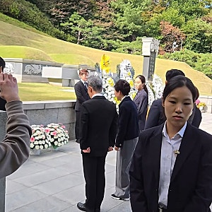 박근혜 대통령 부친 박정희 대통령 47주기 추모일 하루전  묘소 사전 참배..."정중하고 조용한....