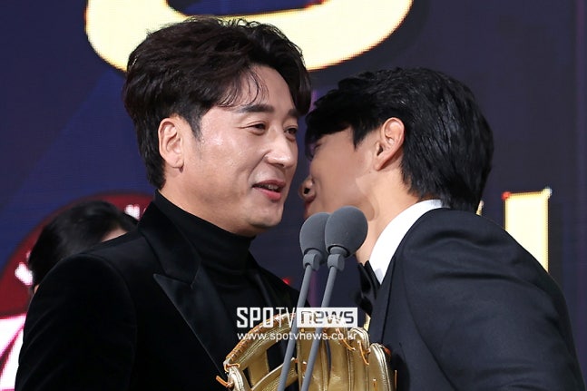 "9년 연속 가을야구 실패 충격?" <b>롯데</b> 자이언츠, 신임 <b>단장</b>에 <b>이택근</b> ....