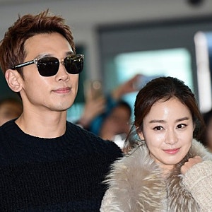 46살 맞아? 오랜만에 공식석상 뜬 김태희, 반응이 심상치 않았다