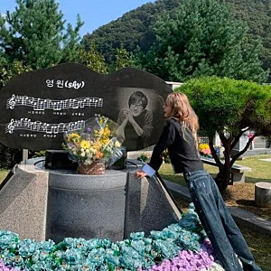 故 최진실 묘소 찾은 최준희…소주 한 병 놓고 남긴 말