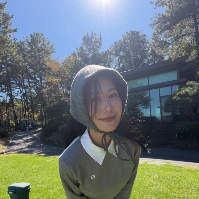 “골프장에 왜 보닛이야!?” 풋조이 골프웨어 입은 프로 골퍼, 사진 10장 봤더니 갑자기 추워....