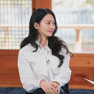 컬러 하나 없이 레전드 찍었다고? 신민아 유퀴즈 모나미룩 루이비통 리본 블라우스 정보