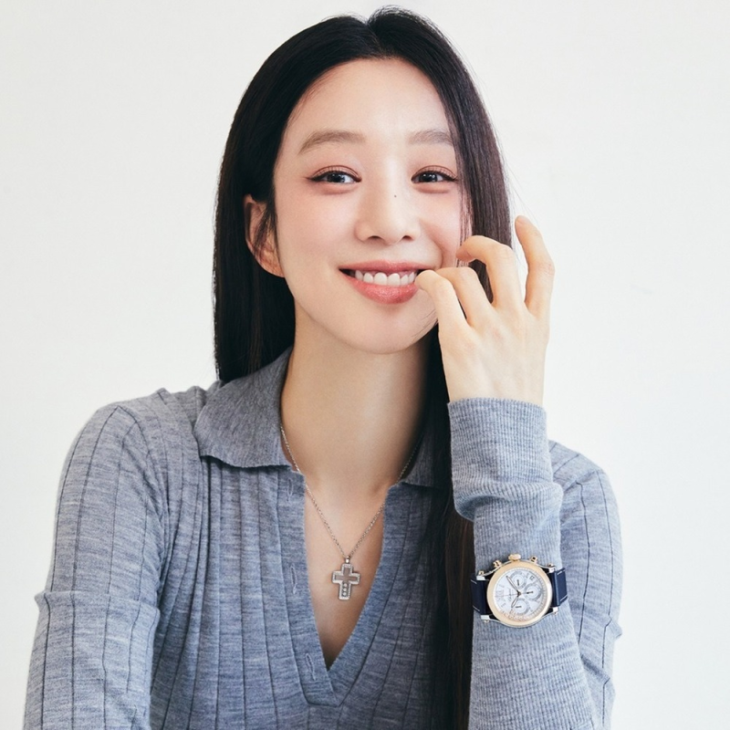 "여배우 가방인데 33만 원?" 정려원이 일상 출근룩에 툭 매고 나온 숄더백